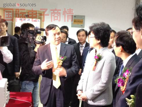 揭牌儀式當天，嚴中毅向省長(cháng)李斌，中科院副院長(cháng)陰和俊，中科大校長(cháng)侯建國等領(lǐng)導專(zhuān)家介紹安捷倫公司及聯(lián)合實(shí)驗室相關(guān)情況