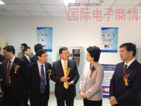揭牌儀式當天，嚴中毅向省長(cháng)李斌，中科院副院長(cháng)陰和俊，中科大校長(cháng)侯建國等領(lǐng)導專(zhuān)家介紹安捷倫公司及聯(lián)合實(shí)驗室相關(guān)情況